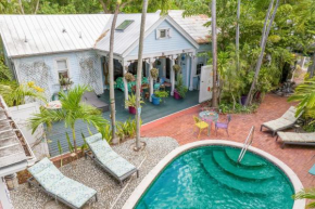Boat House by AvantStay Character Cottage Central Location w Shared Pool Month Long Stays